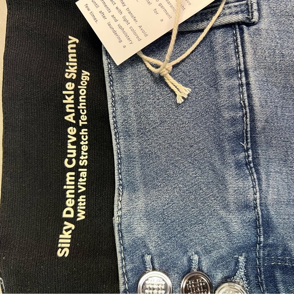 Laurie Felt | Light Blue Ankle Jeans - Picture 8 of 10